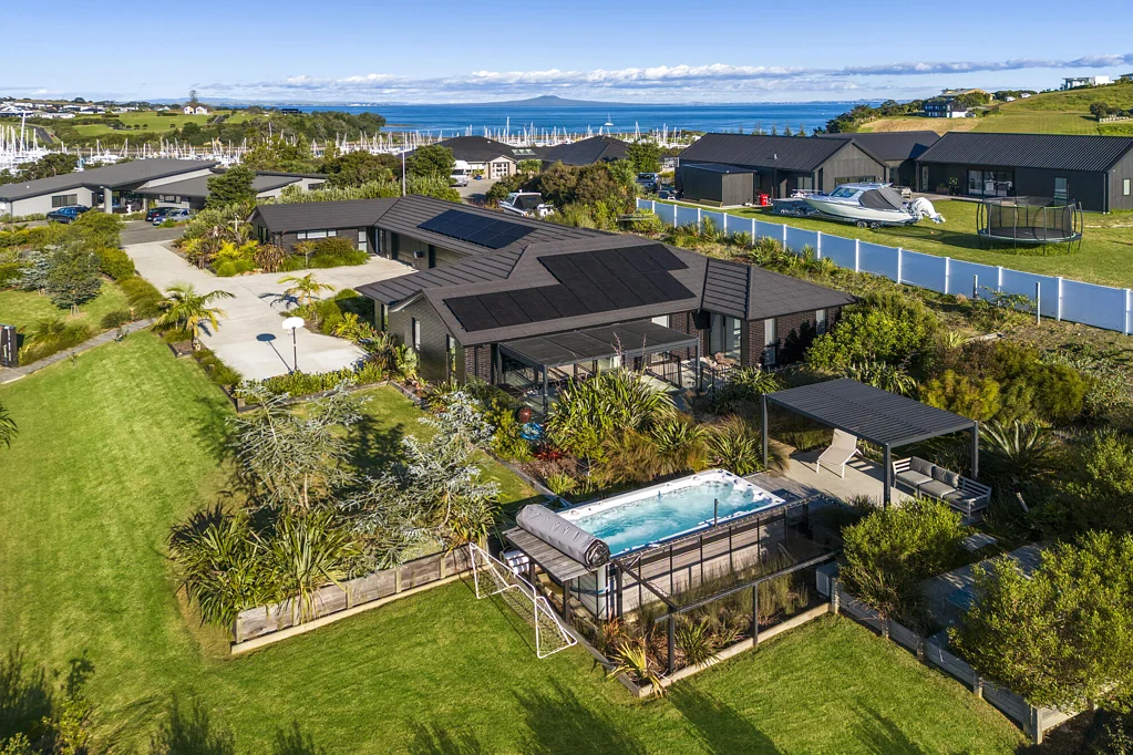 Matakatia 5房  Coastal Prestige with Legal Home & Income