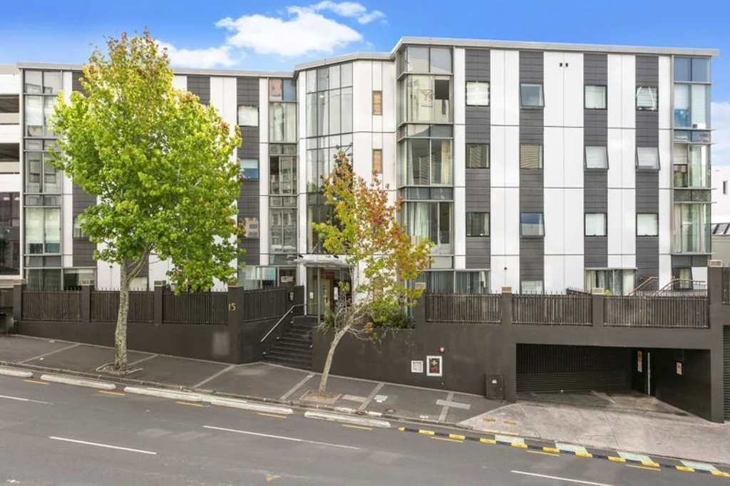 1 bedroom apartment with carpark!