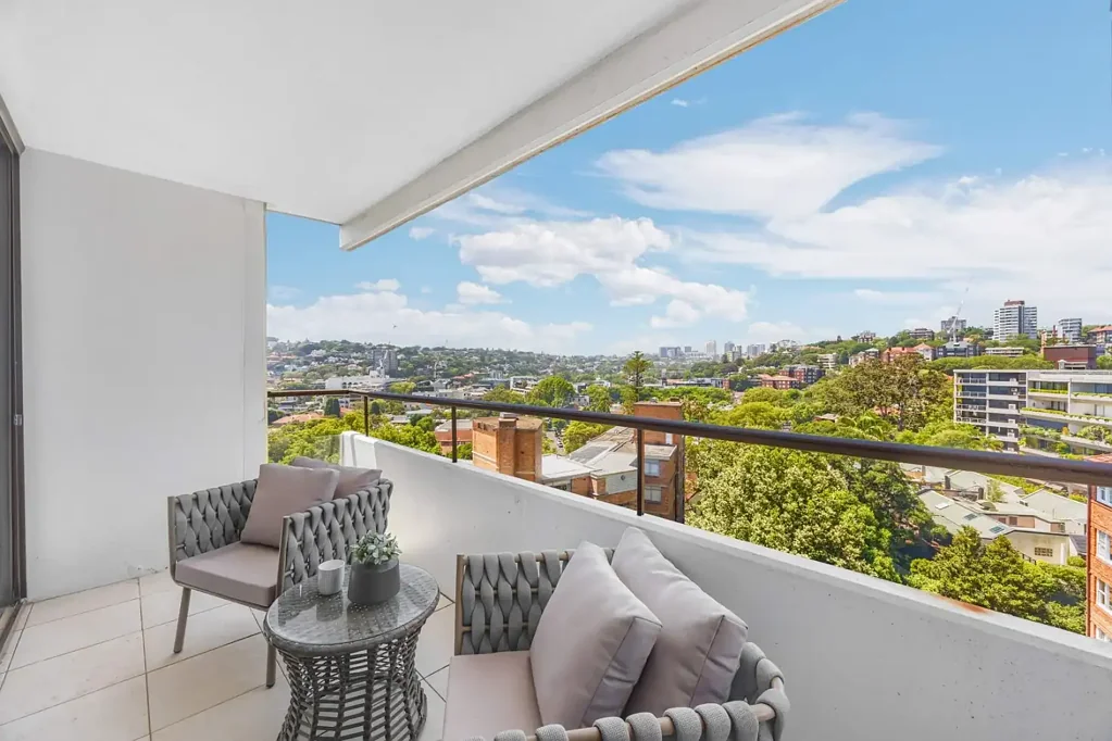 STYLISH TWO-BEDROOM APARTMENT IN THE HEART OF DOUBLE BAY