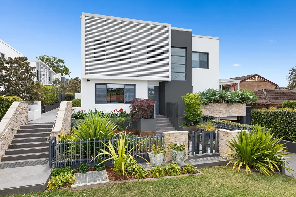 Caringbah South 4房 独家NOVA住宅 11套定制设计 时尚经典空间 开放式设计 室内外融合 四卧带套间浴 户外阳光休闲 太阳能充电点 便捷Cronulla生活 Low-Maintenance Luxury