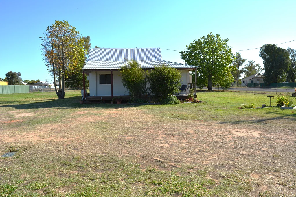 Blackall 2房  Charming Renovated Cottage on Expansive 2,023m? Corner Block