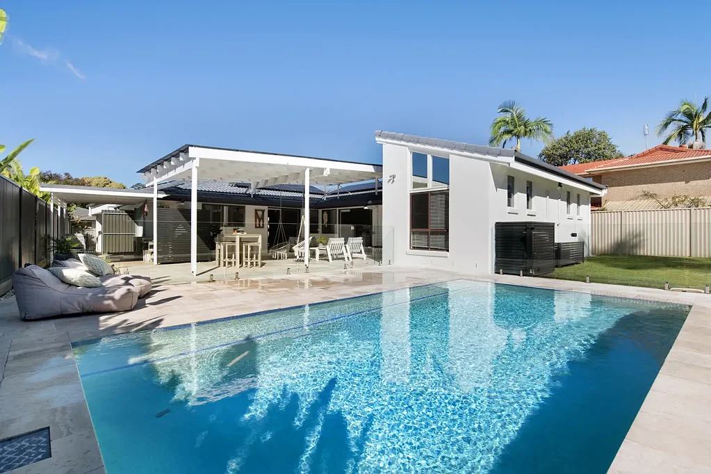 Ashmore 4房  MODERN FAMILY LUXURY WITH RESORT-STYLE ENTERTAINING IN PARADISE RIVER PRECINCT