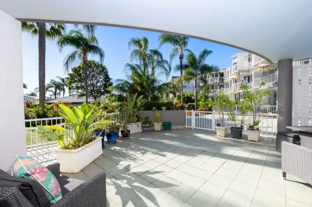 Runaway Bay 3Phòng ngủ Exquisite Ground Floor 3-bedroom Tropical Retreat... Private. Secure. Perfect.