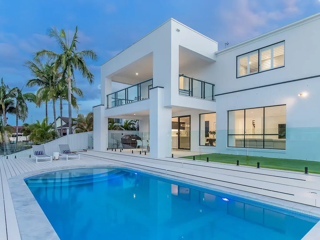 Bundall 5બેડરૂમ Brand New North-East Waterfront Luxury in the Heart of Sorrento