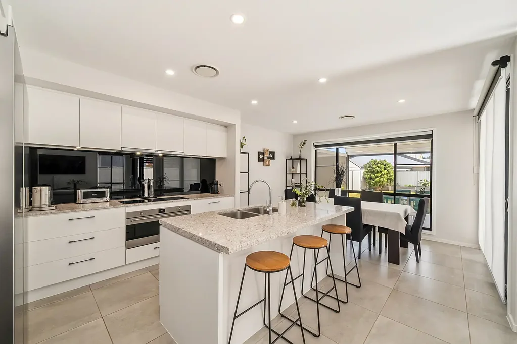 Redcliffe 4房 拎包入住的家庭生活，尽享海湾美景 TURN KEY FAMILY LIVING WITH BAY VIEWS