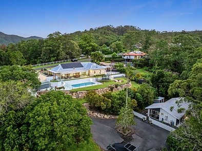 Bonogin 6 Slaapkamer Highly-sought Valley Address Offering Modern Country Style and Seamless Dual-living Convenience.