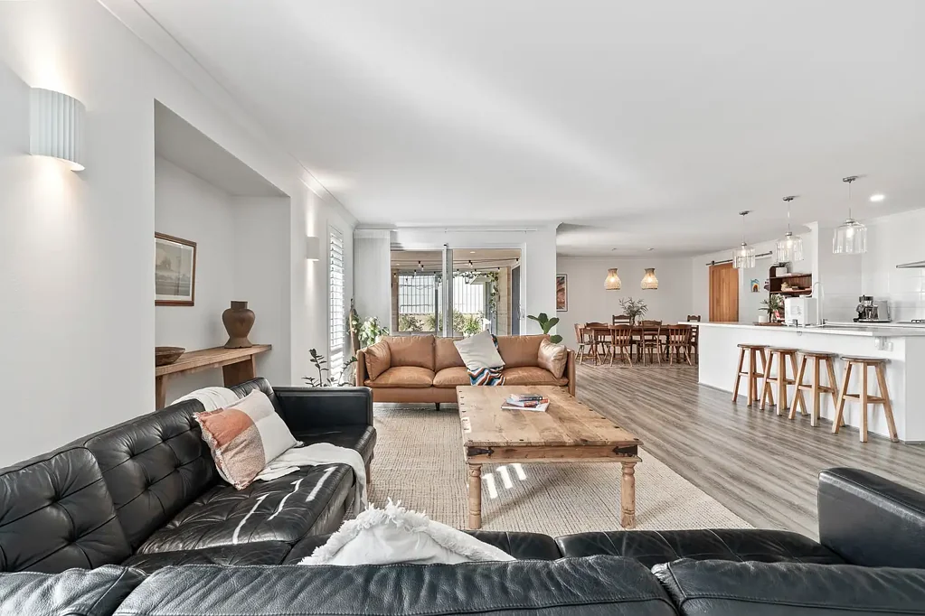 Golden Bay 4房  Coastal Comfort Meets Contemporary Living - Just 600m from the Beach