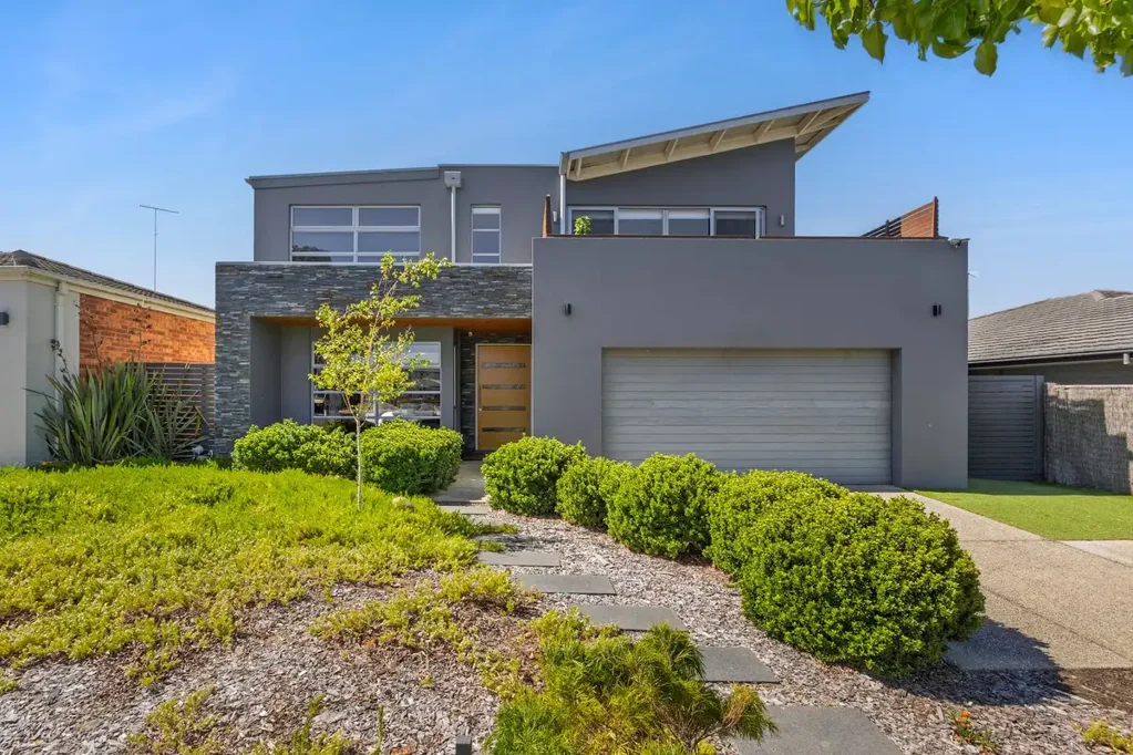 Torquay 4कमरा AN EXPANSIVE FAMILY HOME IN A COVETED TREE-LINED SETTING