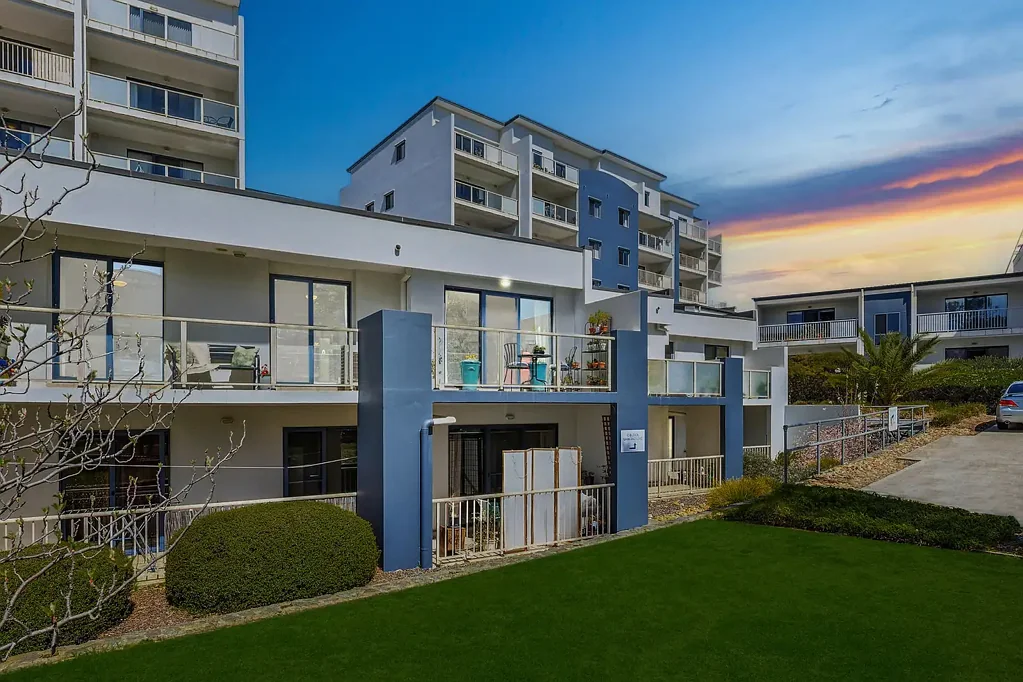 Belconnen 2ਬੈੱਡਰੂਮ Sun-drenched apartment with a leafy green outlook