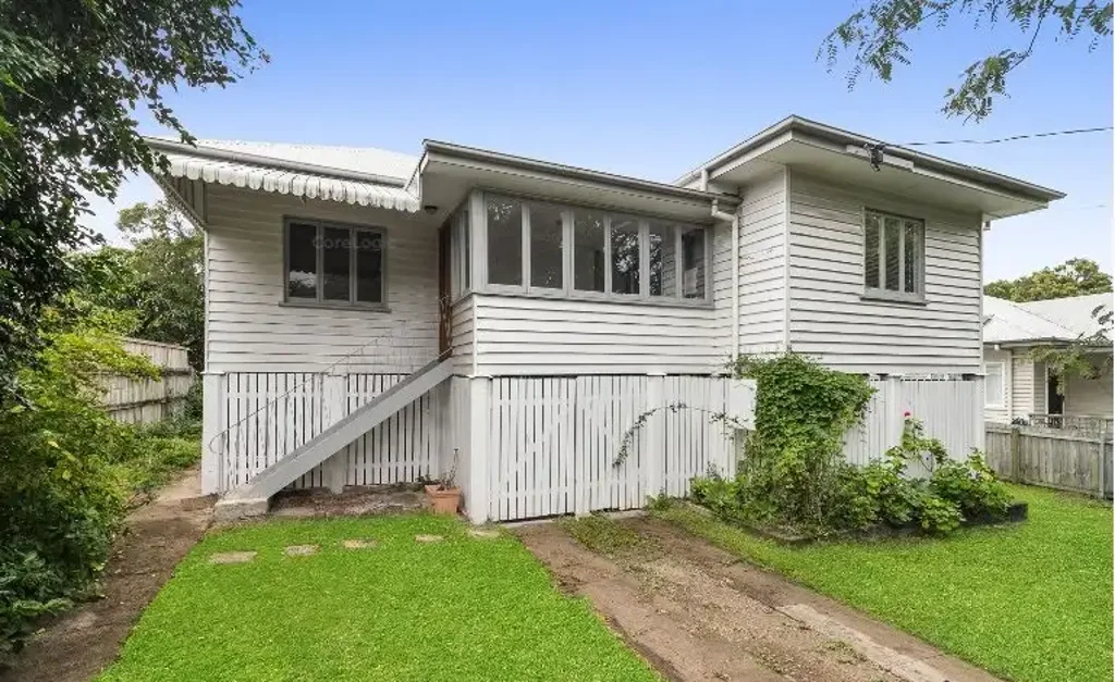 CLOSE TO SCHOOLS, SHOPS AND CBD - INCLUDES SOLAR!