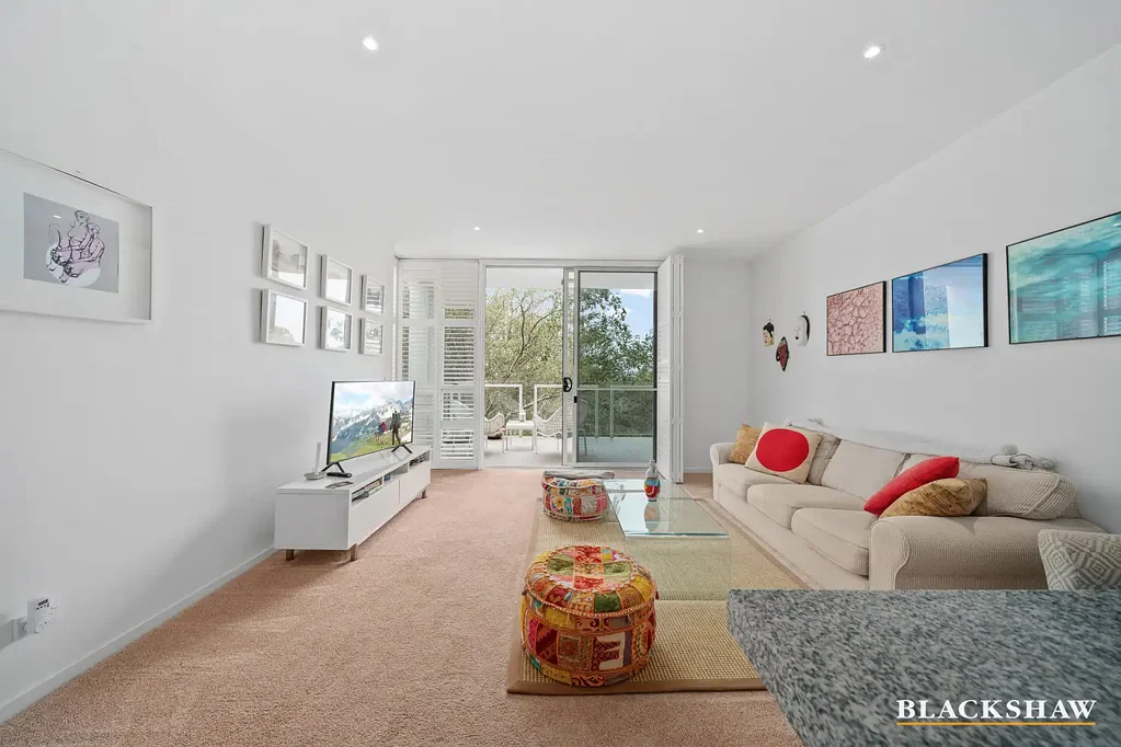 Barton 1房  Incredibly spacious apartment in the coveted "Landmark"