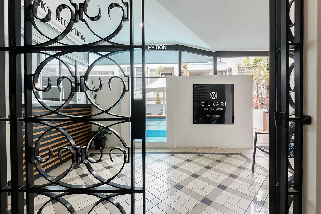 Port Douglas 2ਬੈੱਡਰੂਮ RARE, CENTRALLY LOCATED, SPACIOUS, DUAL KEY APARTMENT IN BOUTIQUE RESORT ON MAIN STREET