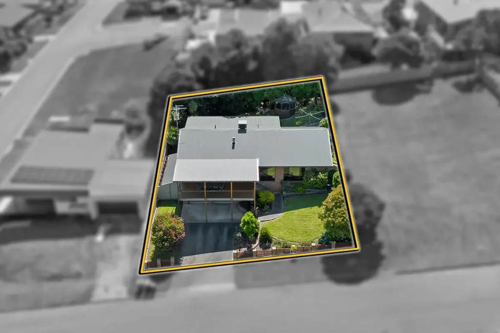 Lakes Entrance 3 Bedroom Solidly built family home with great views!