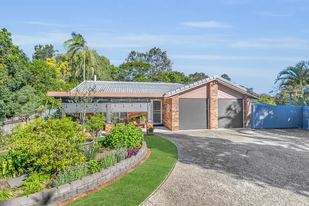 Oxley 4房 宽敞865sqm地块 背靠Wilpowell Park 尽头巷宁静 四卧两浴 主卧套 双车位 garage 步行名校 临近Oxley便利 Immaculate Single Level Family Home on 865sqm