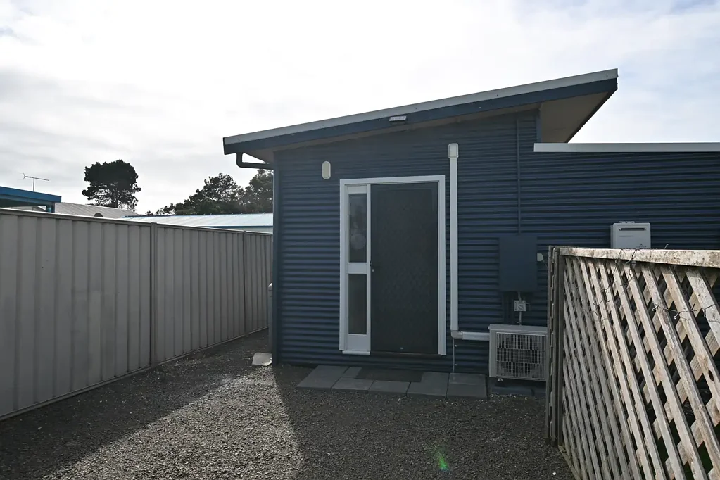 Fully furnished unit, walking distance to beach