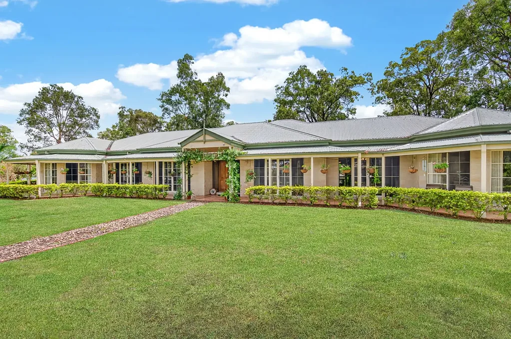 Helensvale 5房  Timeless luxury - A Gorgeous family sized home on 4000m in a premier location.