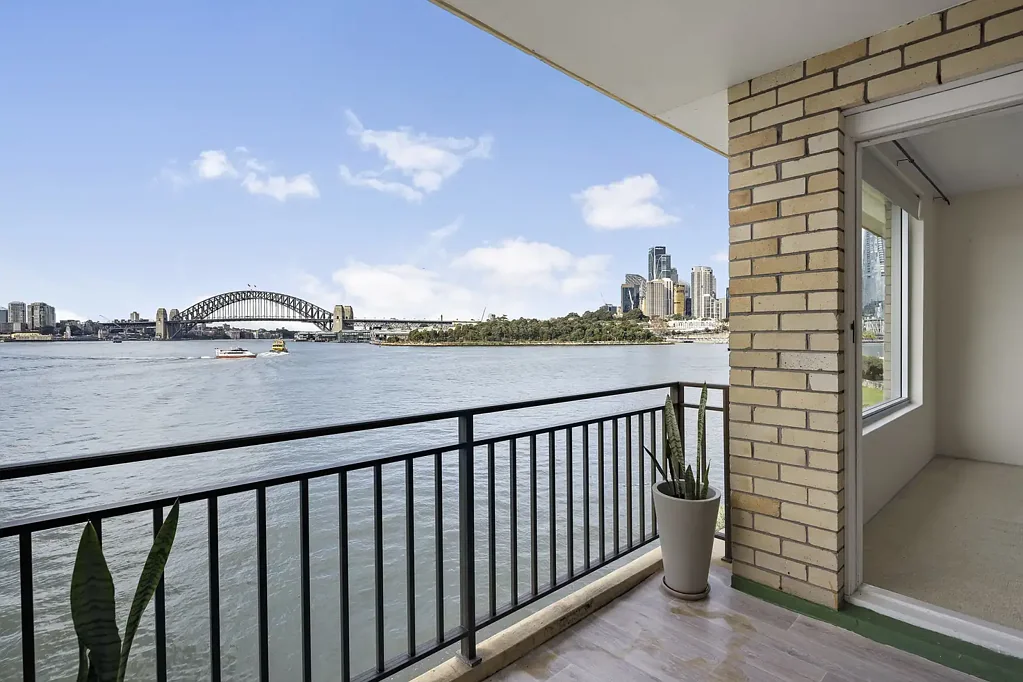 Waterfront position with stunning Harbour Bridge views and parking