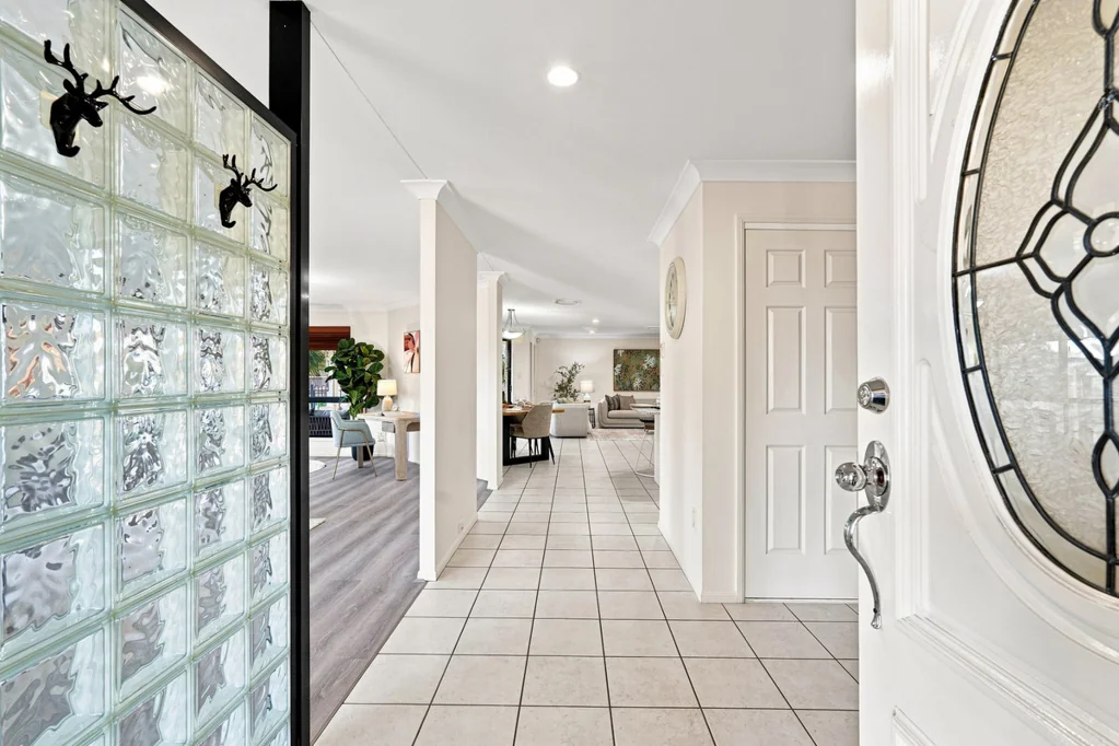 Calamvale 4chambre AUCTION THIS SAT - Resort-Style Family Haven In Stretton State College Catchment