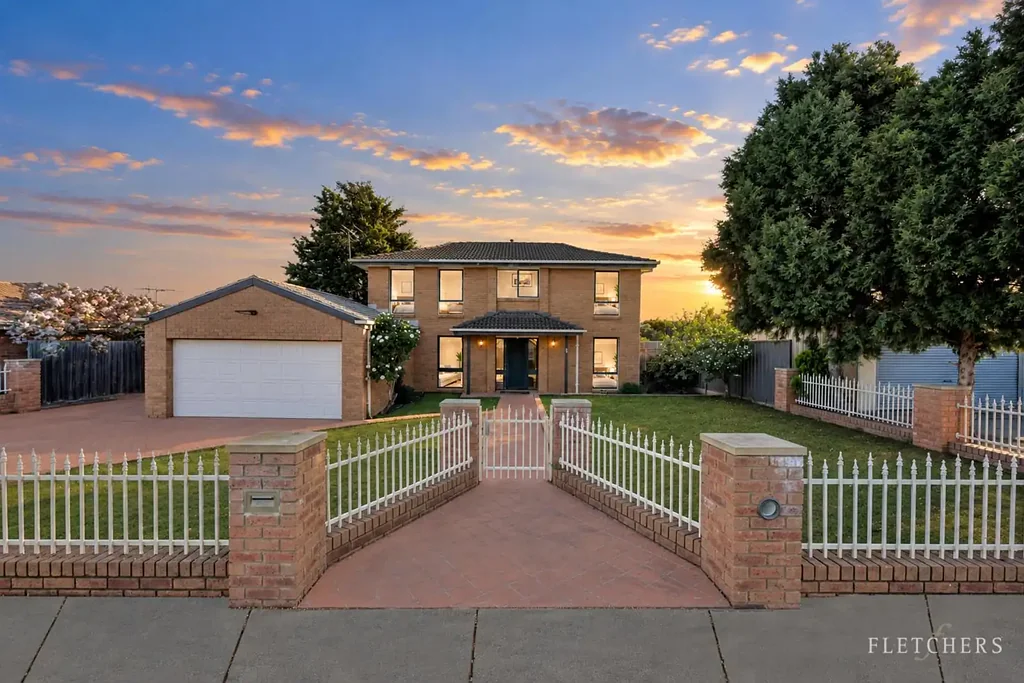 Melton West 4房  Grand Family Living on 699m² with Space, Style & Exceptional Convenience