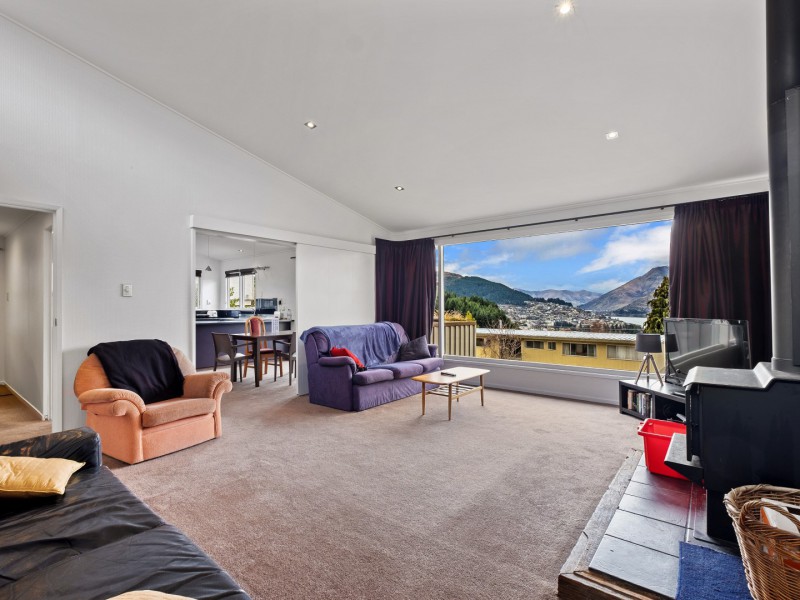 6 Wynyard Crescent, Fernhill/Sunshine Bay, Queenstown Lakes, 8 રૂમ, 2 બાથરૂમ