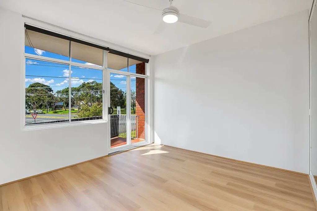 Spacious Sun-Filled Apartment In Great Location