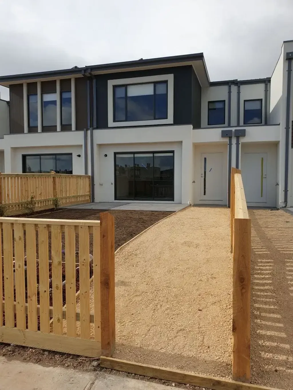 Modern Family Townhouse in Truganina | 3 Bedrooms + 2 Study Nooks!