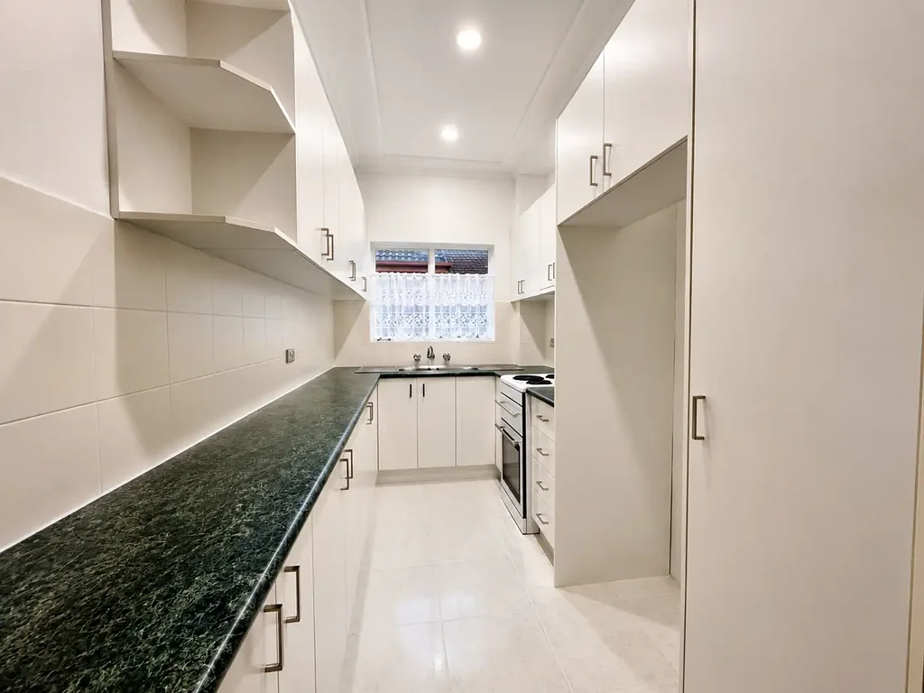 Spacious Sunny Front Facing Apartment With Open Car space