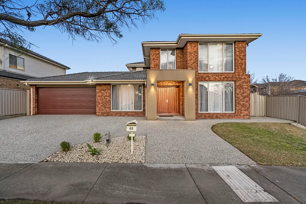 Cairnlea 6 Bedroom Elegant Family Living in Prime Cairnlea Locale.
