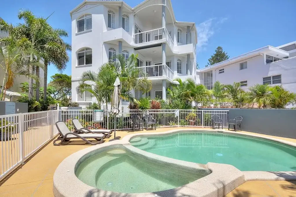 GROUND FLOOR APARTMENT WITH 250M² OF INDOOR & OUTDOOR SPACE