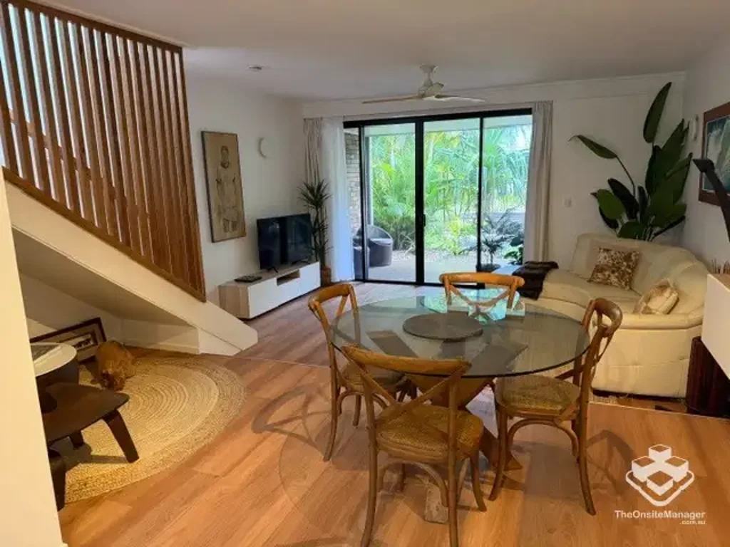 Fully furnished Modern renovated One Bedroom Townhouse 3-4 month rental