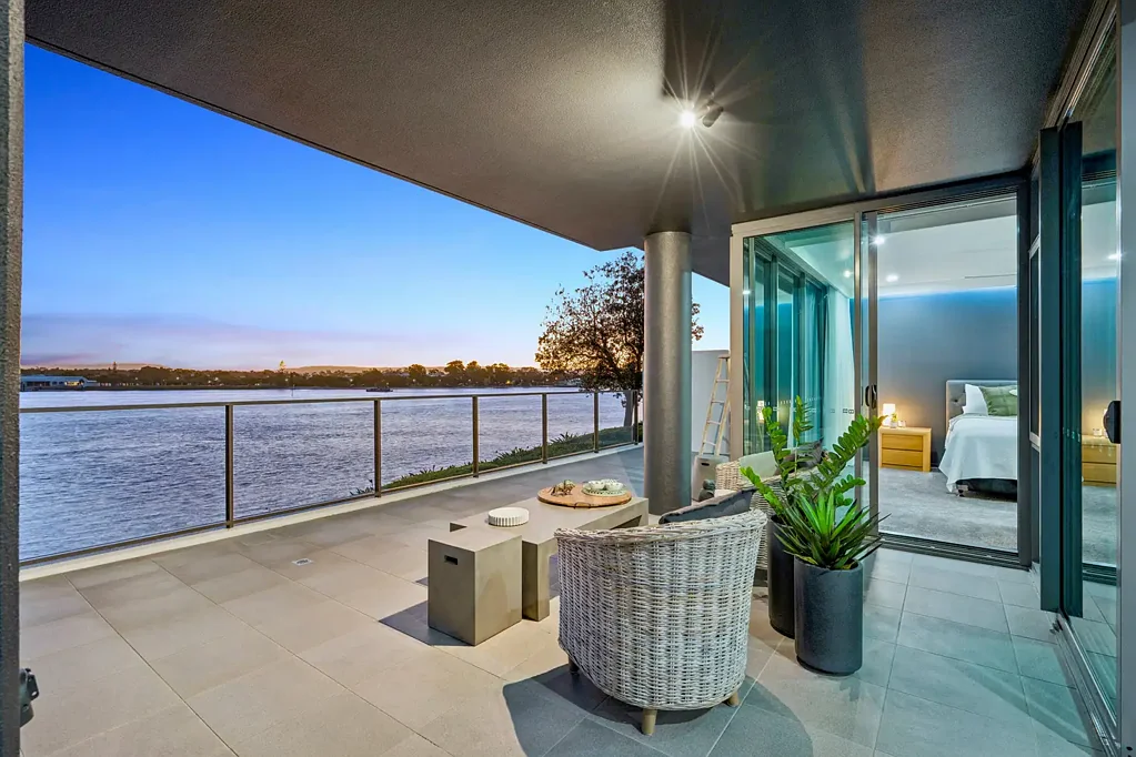 Paradise Point 2房  Rare Ground Floor Waterfront Apartment with Breathtaking Broadwater Views!