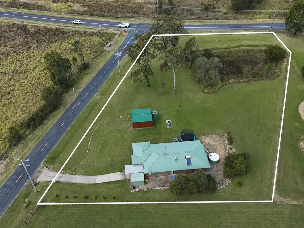 Glenore Grove 4房 维护良好的砖房，占地 6,100 平方米* 转角地块 Well-Maintained Brick Home on 6,100sqm* Corner Block