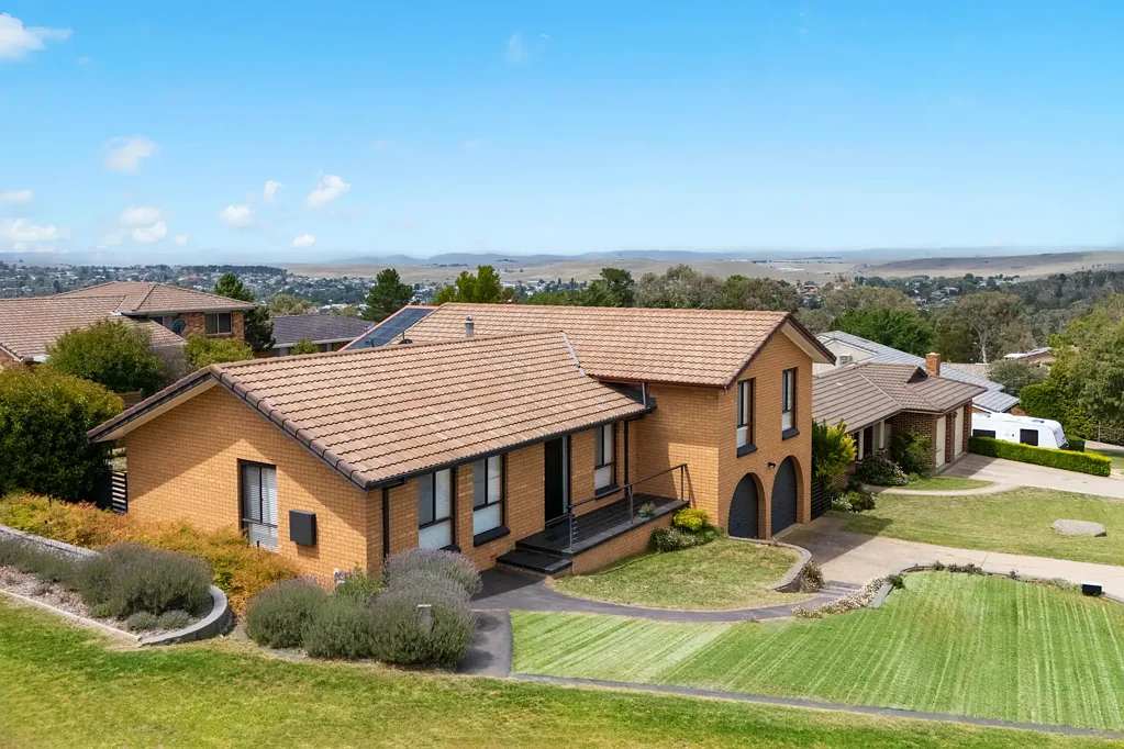 Cooma 4 Bedroom Immaculate Brick Home with Updated Kitchen & Expansive Living