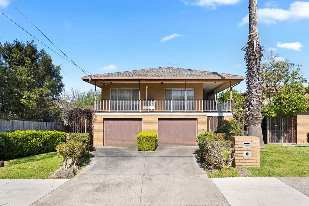 Chadstone 4 Bedroom Roomy Residence Ripe for Reinvention
