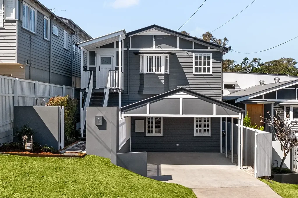 Bardon 4침실 Spacious Family Haven with Pool & Dual Living