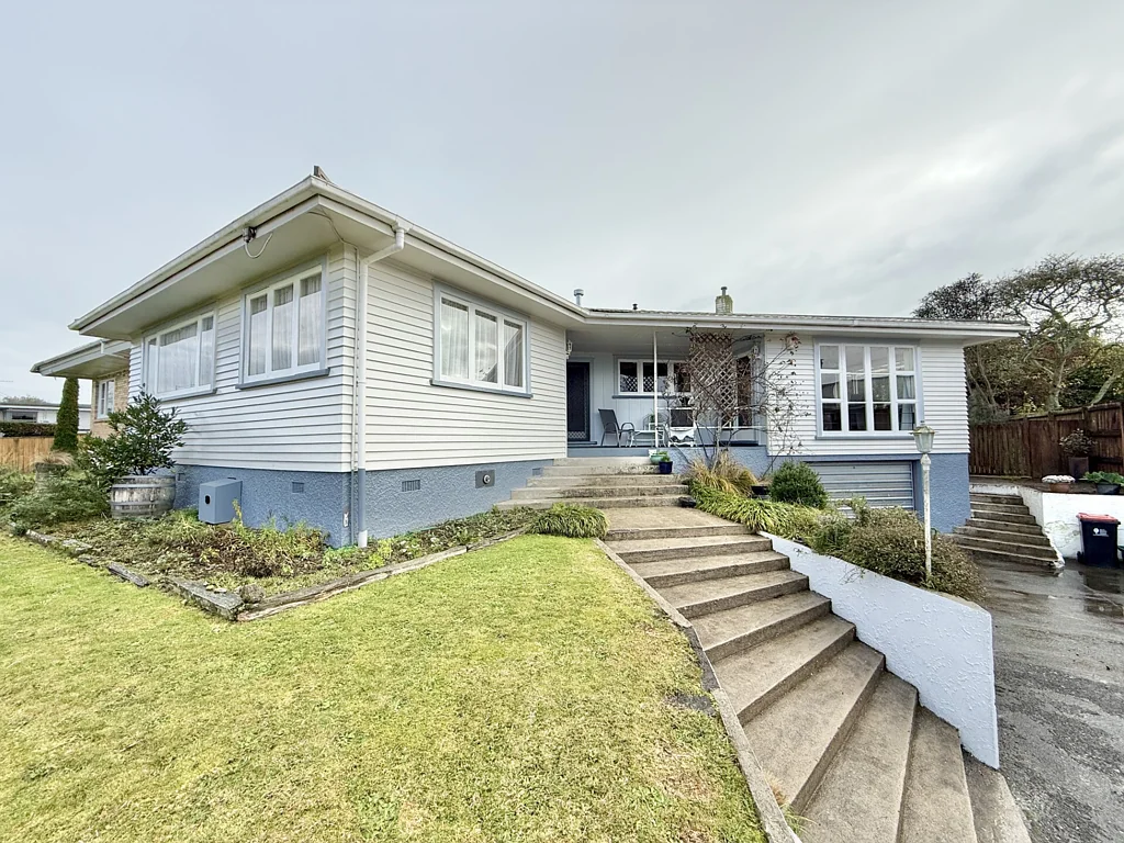 Tokoroa 3ਬੈੱਡਰੂਮ Boomerang-styled living