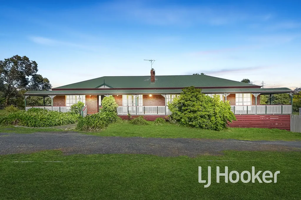 Narre Warren North 4房 死胡同静谧 35车位车库 游泳池花园 4卧主套奢华 户外娱乐空间 精英学区近便 Prestige Estate with Grand-Scale Living & 35-Car Garage