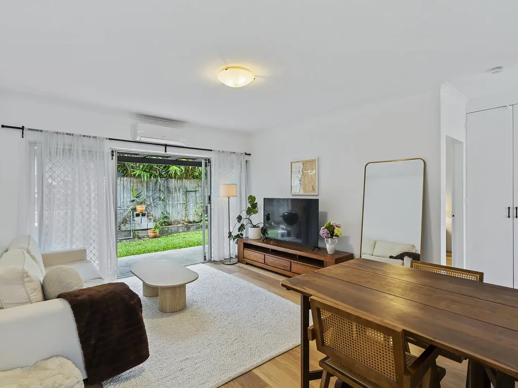 FRESHLY RENOVATED GROUND FLOOR UNIT IN PRIME MORNINGSIDE POCKET