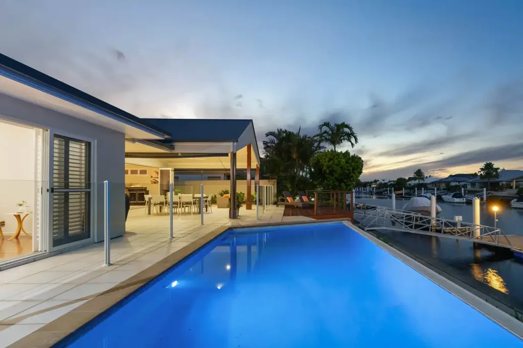 Banksia Beach 5ਬੈੱਡਰੂਮ Experience the Ultimate in Luxurious Waterfront Living on the Canals of Banksia Beach