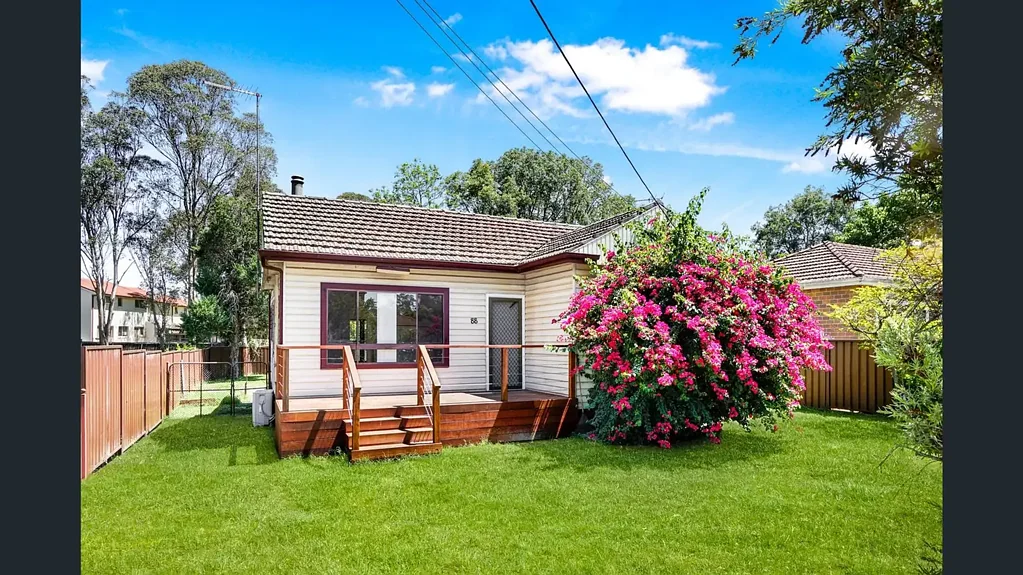 3 bedroom house, close to trains, shops & schools