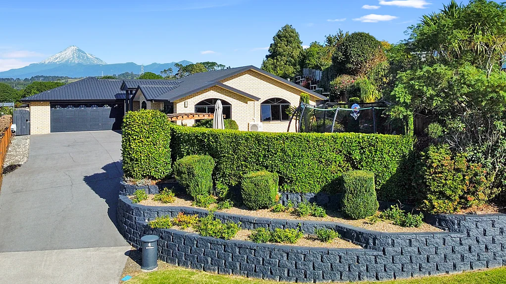Whalers Gate 3Moenga Quality Brick Home, Excellent location