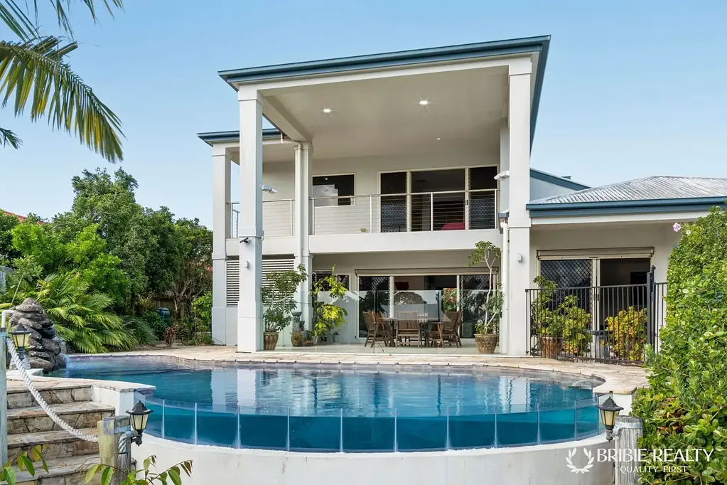 Banksia Beach 5Moenga Waterfront Luxury & Entertainer's Dream