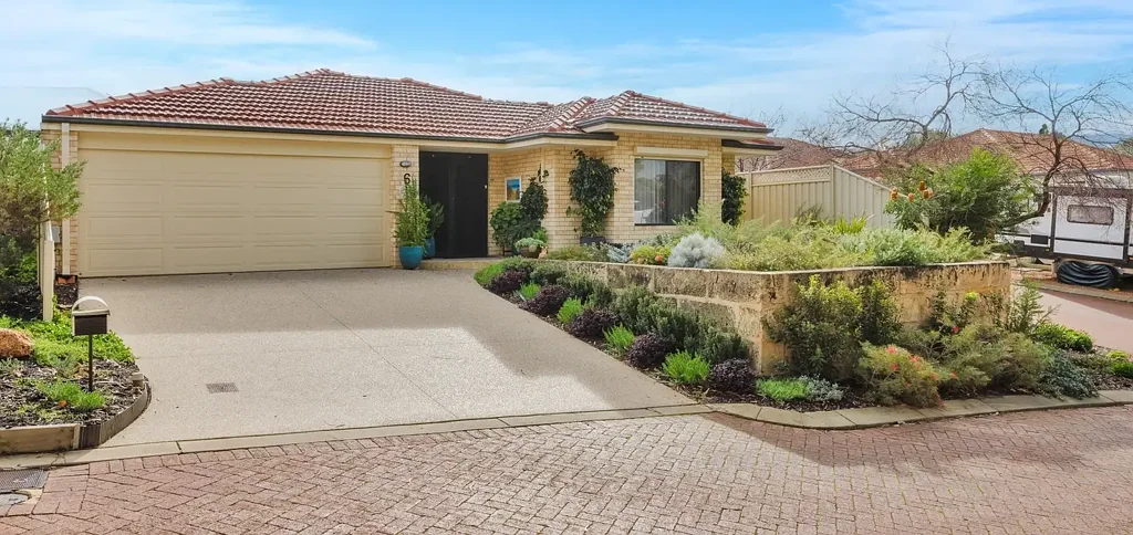 Lakelands 3 Bedroom GORGEOUS HOME WITH STRIKING KITCHEN AND MODERN DECOR OVERLOOKING STUNNING PARKLANDS