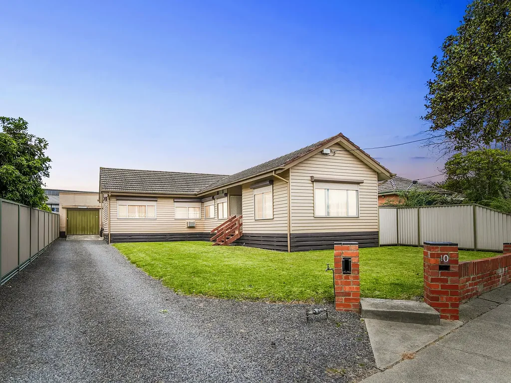 Dandenong 3ਬੈੱਡਰੂਮ Your choice - Renovate, Rebuild or Develop on 800m2