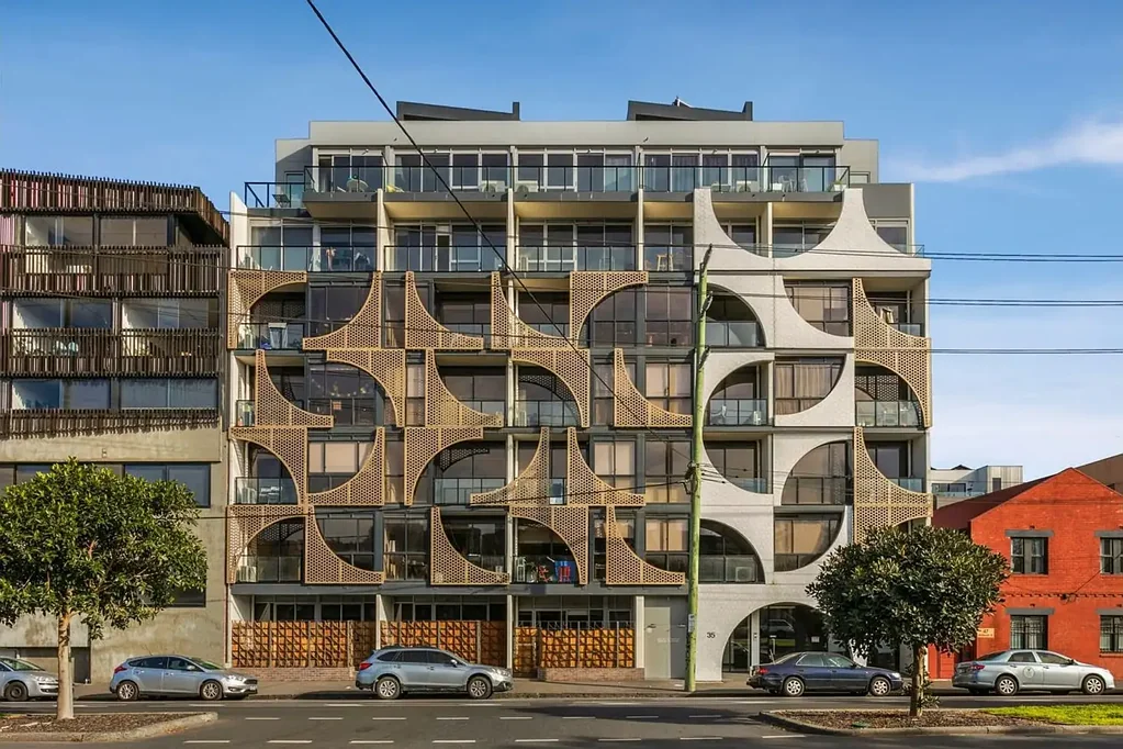 SPACIOUS ONE-BEDROOM CITY PAD!