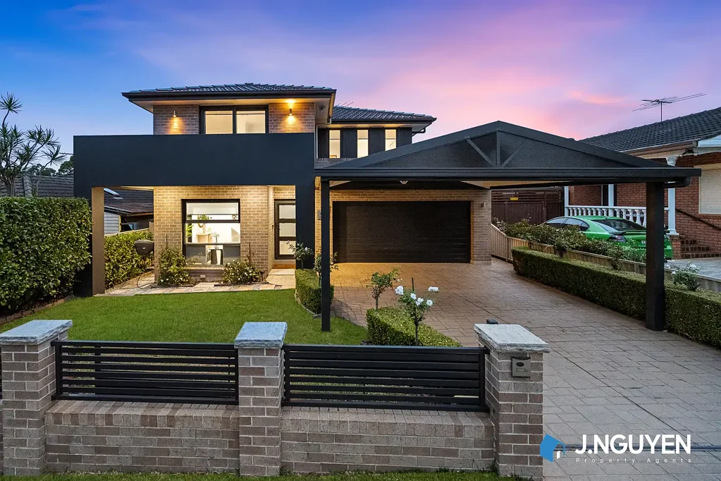 Smithfield 4房 建筑师设计奢宅 双层多功能布局 主卧豪华套间 设计师厨房石材台面 度假村式户外娱乐 双车库安全停车 Luxury Family Living Meets Resort-Style Entertaining