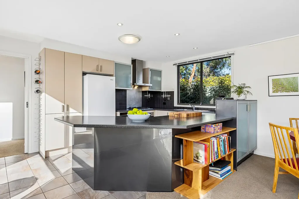 Holt 3બેડરૂમ Secluded Sanctuary: Huge Entertainer's Deck Wrapped in Established Gardens