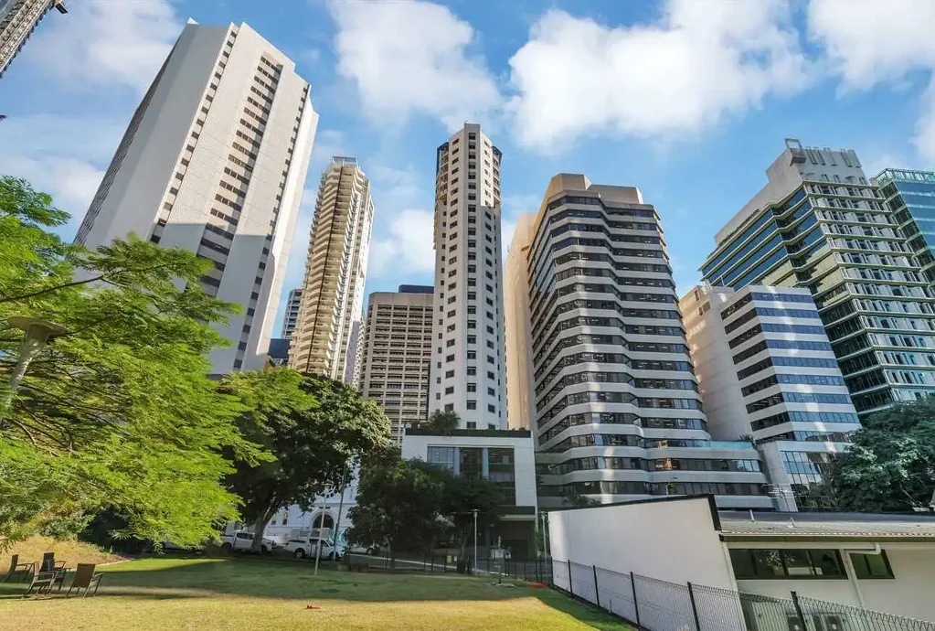 FURNISHED STUDIO - WALK TO QUT GARDENS POINT