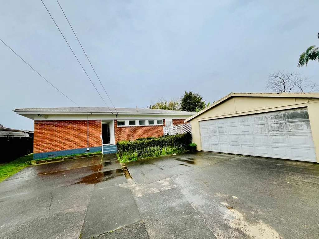 Freshly Renovated 3 bedroom with Double Garage...