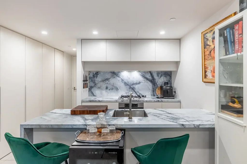 SPACIOUS APARTMENT IN QUIET BOUTIQUE COMPLEX